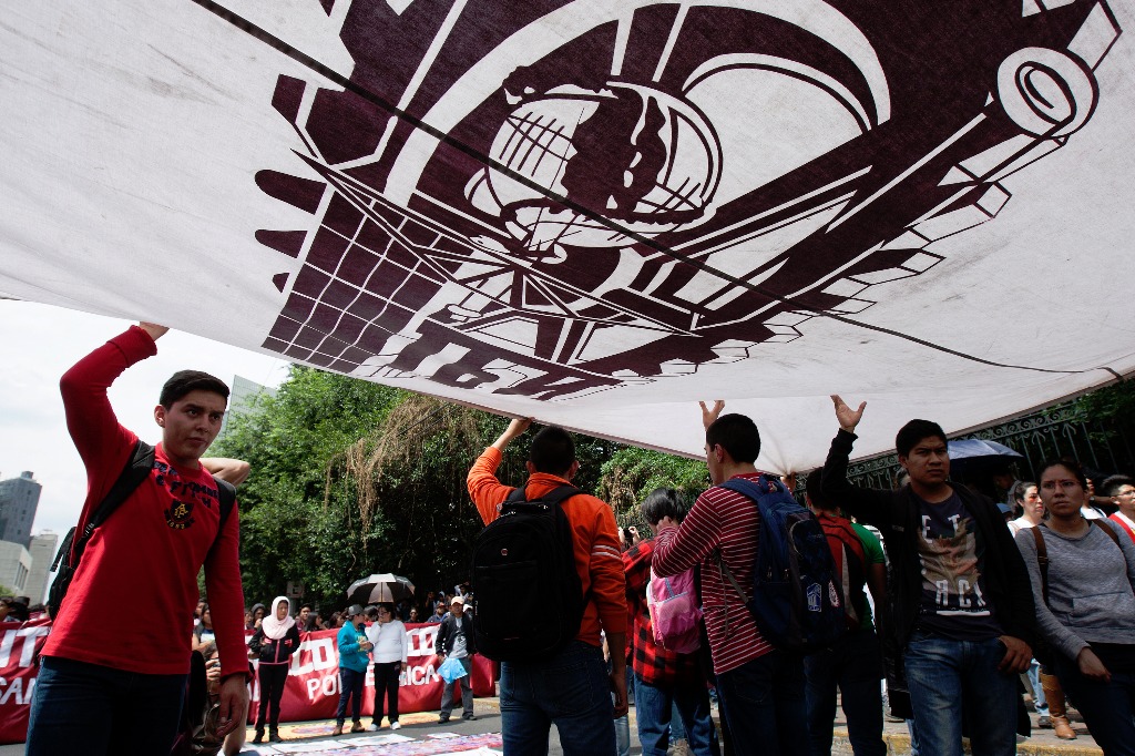 Marcha de alumnos del IPN de la Estela de Luz hacia Los Pinos. Piden que se den las razones para adscribir al Politécnico a la SEP. Imagen del 16 de mayo de 2016. Foto Cristina Rodríguez