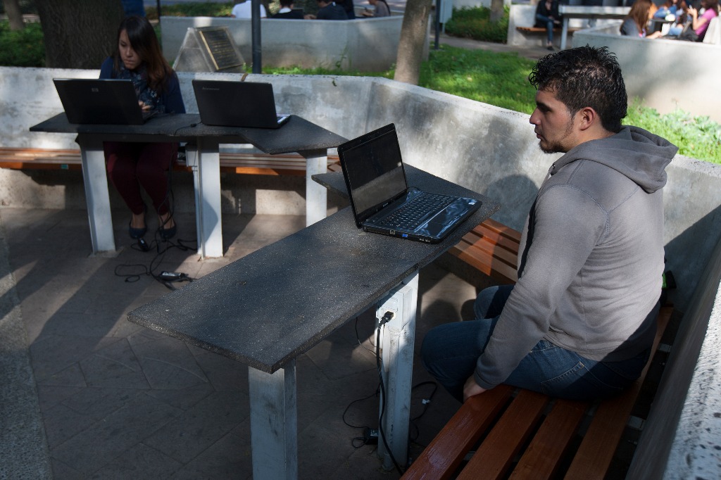 Usuarios de Internet en la Ciudad de México. Imagen de archivo. Foto Cristina Rodríguez