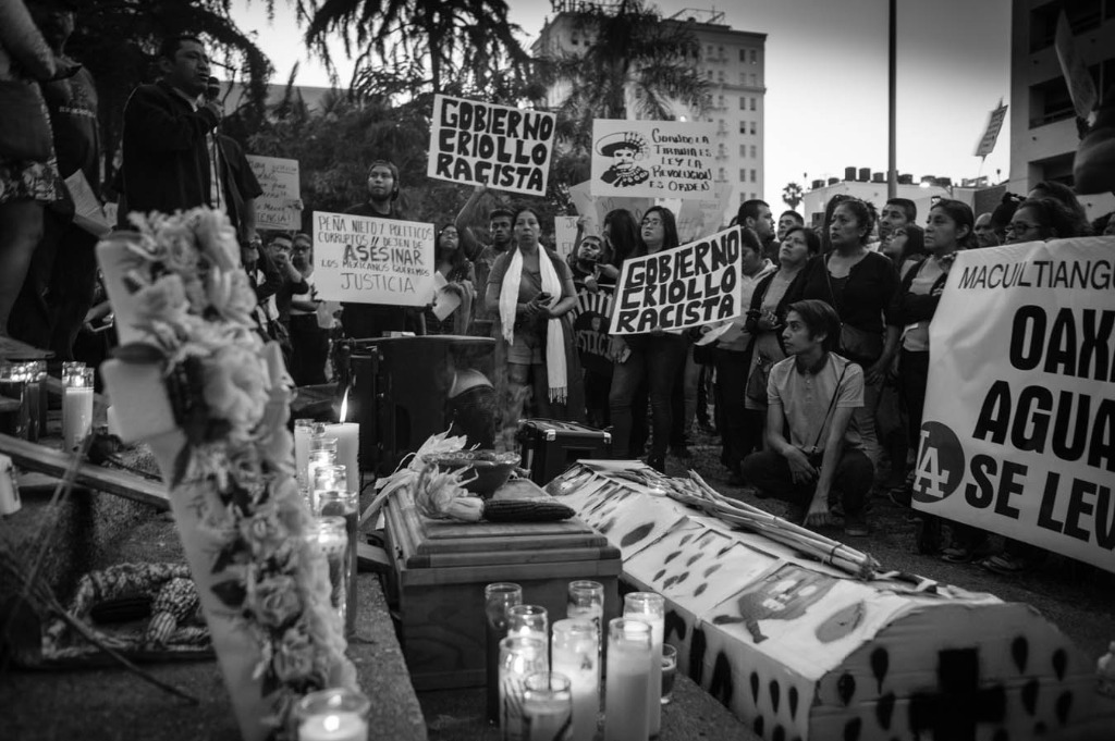 Frente al consulado mexicano en Los Ángeles. Foto Leopoldo Peña