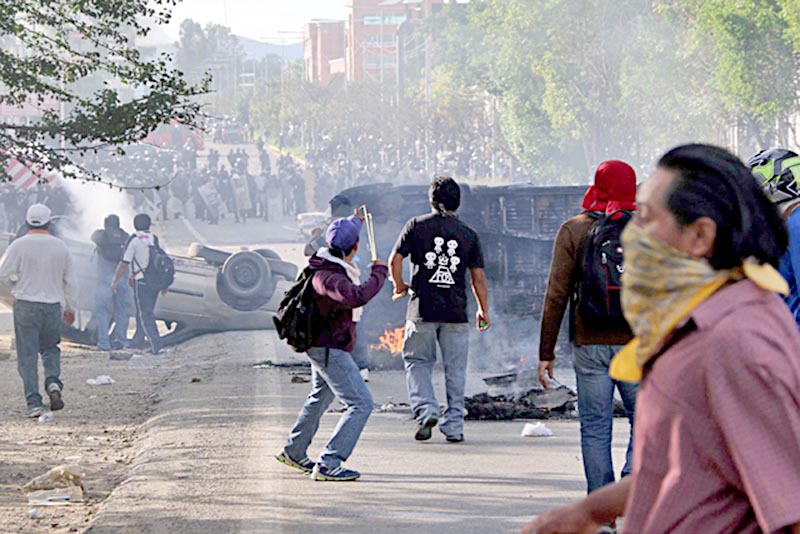Enfrentamiento el pasado 19 de junio entre maestros y policías, en Nochixtlán, Oaxaca ■ foto: ap