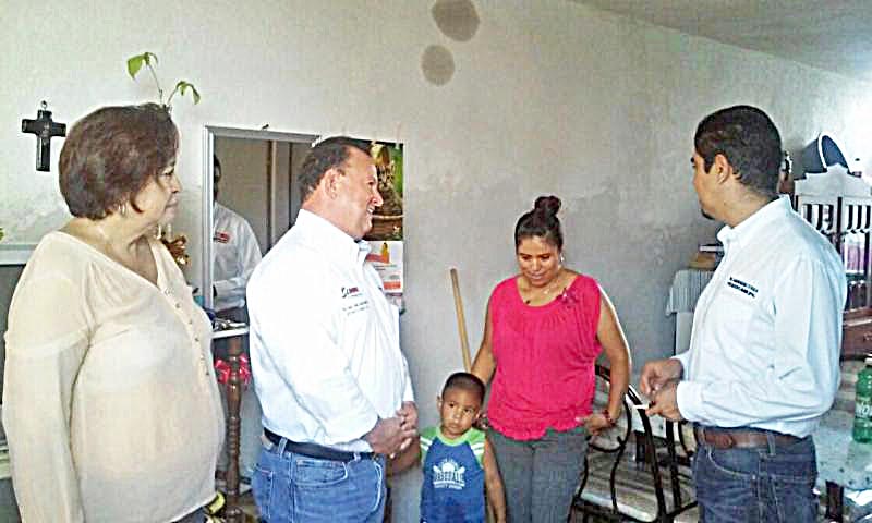 Algunas familias beneficiadas con el programa Tu Vivienda Sumar agradecieron a autoridades por garantizarles un patrimonio ■ FOTO: LA JORNADA ZACATECAS