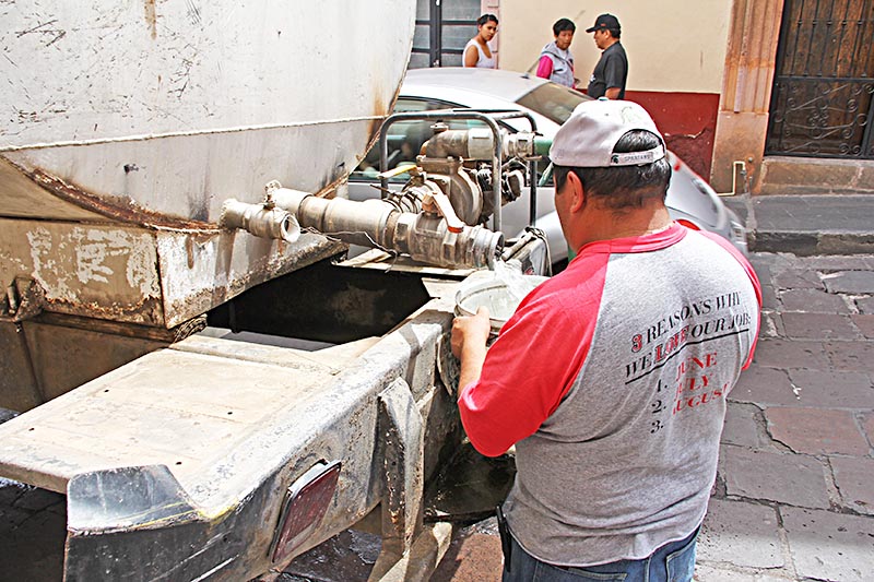 La única manera en que colonos pueden tener agua para sus viviendas es comprándola a pipas de empresas particulares, exponen ■ FOTO: ANDRÉS SÁNCHEZ