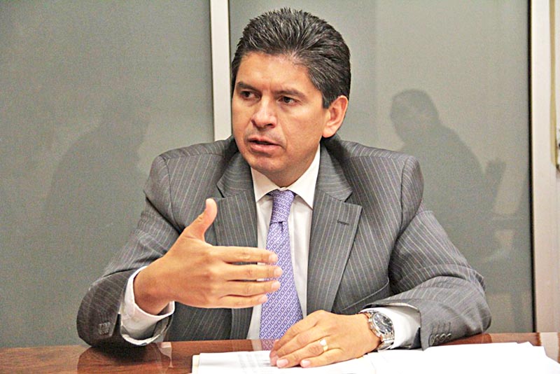 Fernando Soto, secretario de Administración de Gobierno del Estado, atenderá este día a trabajadores que recientemente recibieron su base laboral ■ FOTO: LA JORNADA ZACATECAS