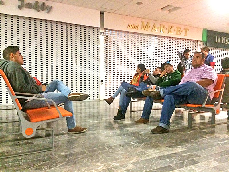 Por varias horas, familiares y compañeros esperaron pacientemente el arribo de Jobany Torres en el aeropuerto Leonardo C. Ruiz ■ FOTOS: MIGUEL ÁNGEL NÚÑEZ