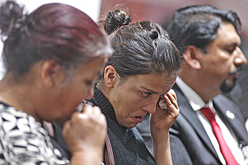 Guadalupe Robles Rodríguez, esposa de Jobany Torres y otros de sus familiares bridaron una conferencia de prensa en el vestíbulo del Congreso del estado ■ FOTO: ERNESTO MORENO