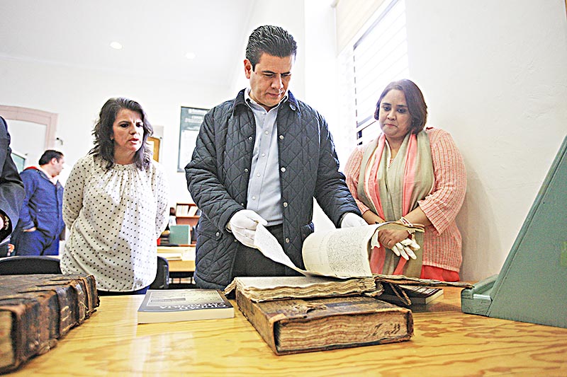 El gobernador Miguel Alonso Reyes visitó las instalaciones del Archivo Histórico, el cual fue rehabilitado y se adquirió equipo nuevo ■ FOTO: ERNESTO MORENO
