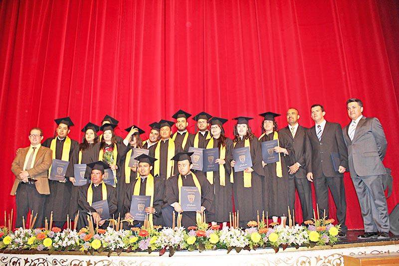 El docente Uriel Ramírez Correa es el padrino de graduación de los 43 nuevos profesionistas ■ foto: la jornada zacatecas