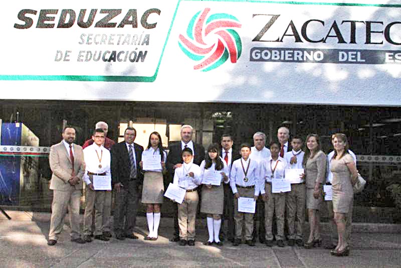 Autoridades de la Secretaría de Educación de Zacatecas entregaron reconocimientos a los estudiantes que participaron en la 16 Olimpiada Nacional de Matemáticas ■ FOTO: LA JORNADA ZACATECAS
