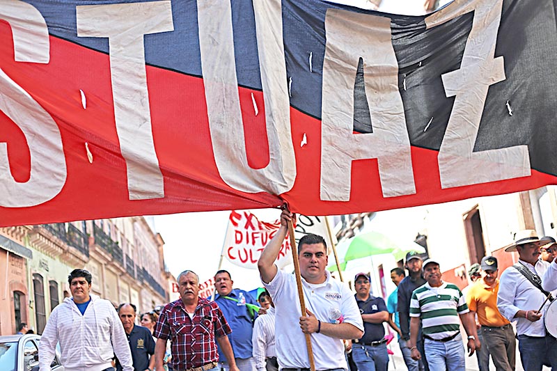 Al final de la marcha realizada por el Stuaz, el Rector se comprometió a entregar los pormenores del convenio ■ foto: andrés sánchez