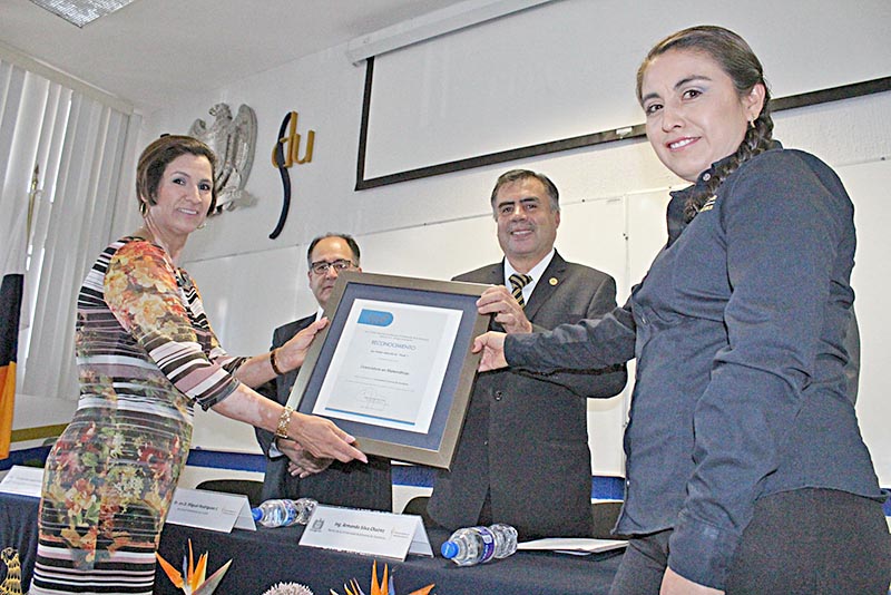 Autoridades universitarias hicieron entrega del reconocimiento a responsables del programa de Matemáticas ■ foto: la jornada zacatecas