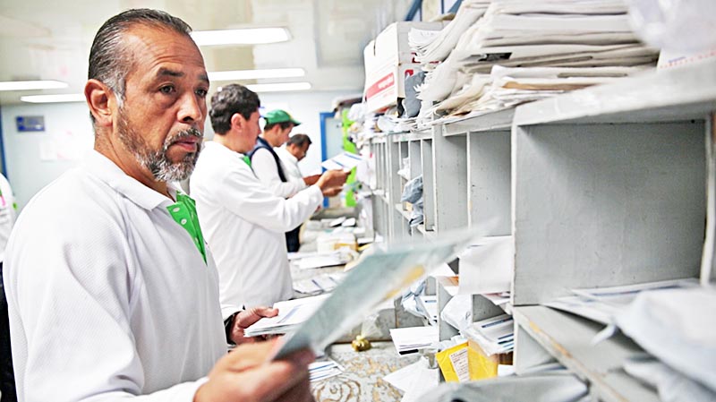 Ignacio Raygoza López labora día tras día, desde hace 29 años, en la entrega de cartas por las calles de la capital del estado