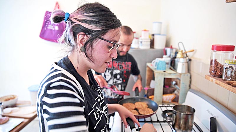 Violeta y Luis García viven ahora de la preparación de alimentos veganos. Se manifiesta esta corriente en contra de utilizar animales para beneficio, ya sea para alimentarse o para el trabajo. La comida se reparte a domicilio, en bicicleta ■ FOTOS: MIGUEL ÁNGEL NÚÑEZ