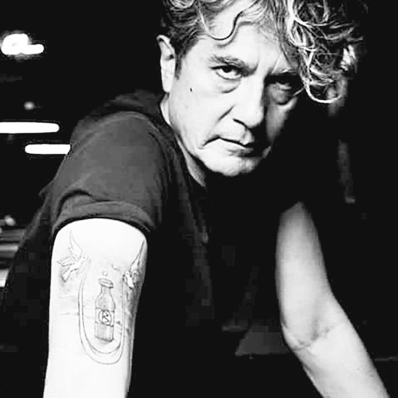 Armando es poeta, cuentista, músico, guionista, articulista y demás tiliches, comparte el autor ■ FOTO: FACEBOOK ARMANDO VEGA-GIL