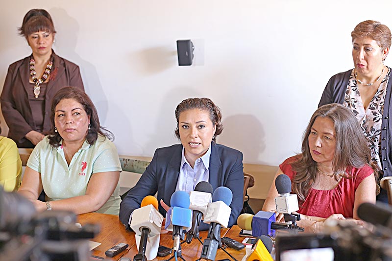 Ana Hilda Rivera, aspirante a la presidencia de la Comisión de Derechos Humanos del Estado de Zacatecas, estuvo acompañada de mujeres de distintos sectores de la sociedad ■ foto: andrés sánchez