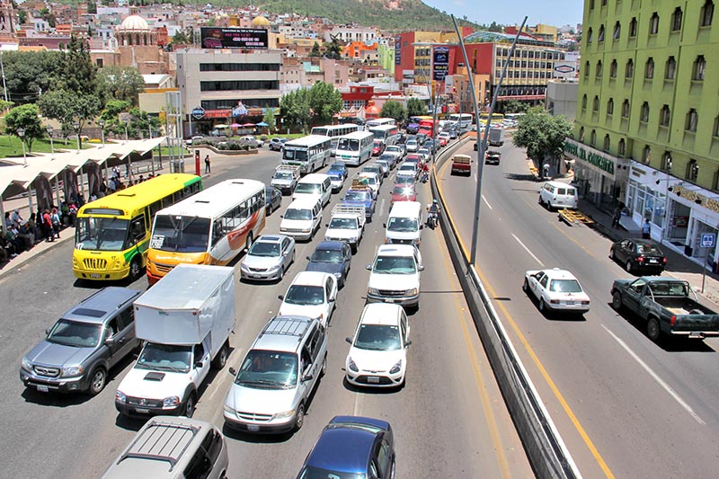 El tráfico en las horas pico es uno de los momentos concretos en los que se tiene más contaminación, informan ■ foto: andrés sánchez