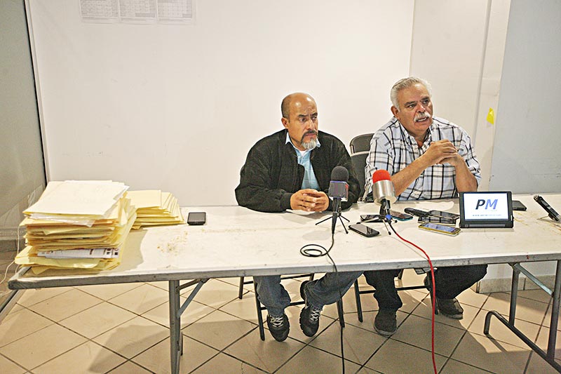 Fernando Arteaga (izquierda) y Luis Medina, dirigente estatal y ex presidente de Morena, ofrecieron una conferencia de prensa ■ FOTO: ernesto moreno