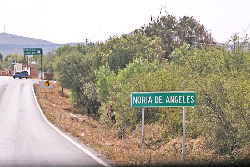 La megaminería en Zacatecas apareció en Noria de Ángeles en 1982, cuando la minera Frisco y la Denver Corporation tomaron en concesión la mina de plata Real de Ángeles, la más grande del mundo a cielo abierto. La mina cerró y actualmente es un desolado paraje contaminado por plomo, arsénico y otras sustancias químicas tóxicas que se encuentran dispersas en suelo y aire. En la imagen, acceso a la cabecera municipal ■ FOTOS: LA JORNADA ZACATECAS
