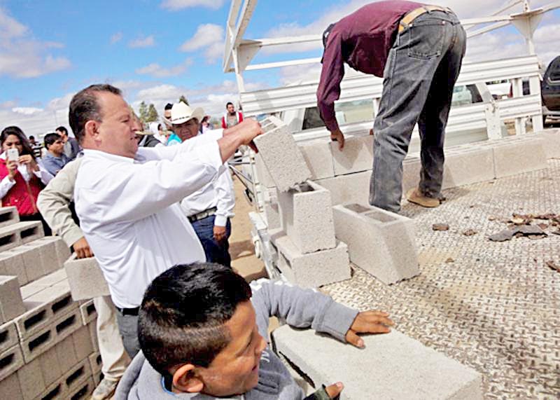 Autoridades hicieron entrega de material de construcción en beneficio de familias zacatecanas ■ FOTO: LA JORNADA ZACATECAS