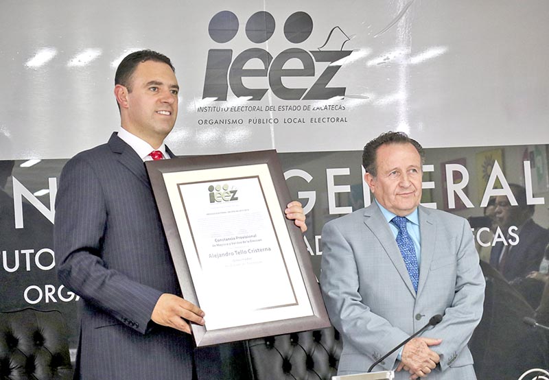 El gobernador electo al tiempo de recibir su constancia de mayoría por parte del consejero presidente del órgano comicial
