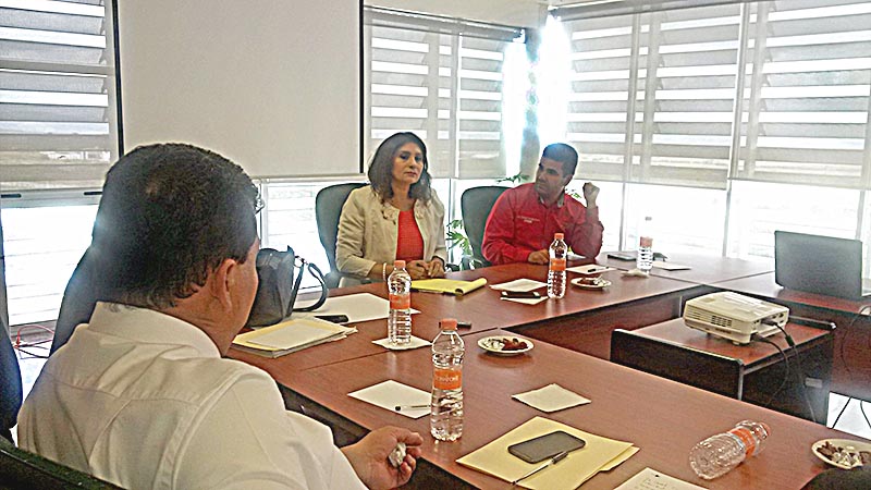 Fernando Galván (de espaldas), legislador federal por el Partido de la Revolución Democrática, en reunión con la procuradora de Justicia ■ FOTO: ALMA RÍOS