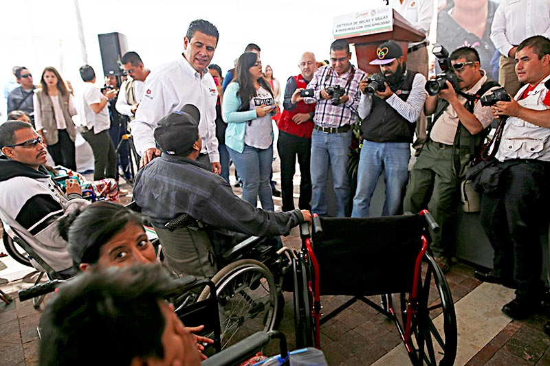 Personas de varios municipios recibieron sillas de ruedas y becas ■ FOTOS: ANDRÉS SÁNCHEZ