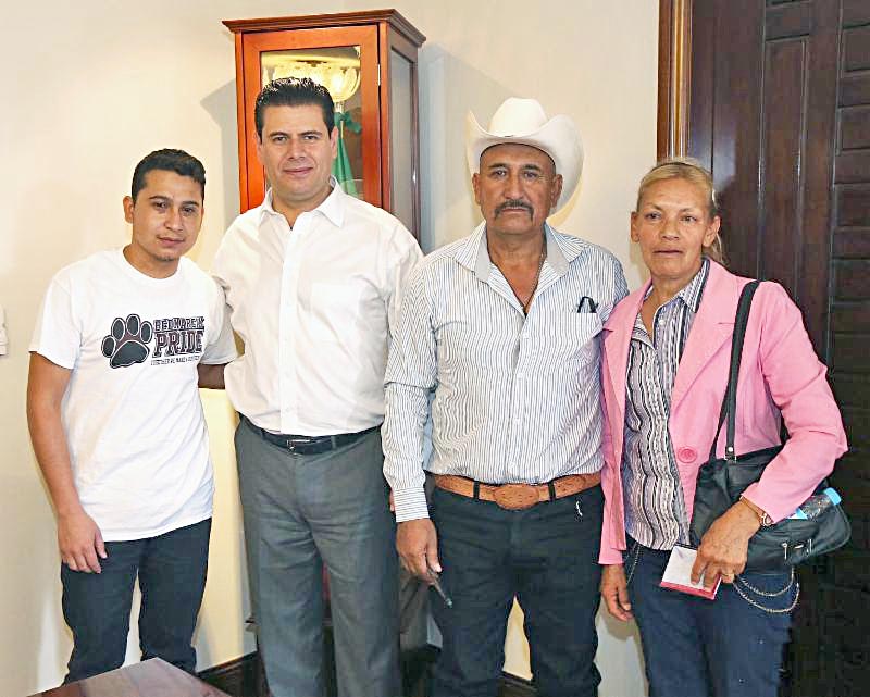 Miguel Alonso se reunió con Jobany Torres y sus familiares ■ FOTO: LA JORNADA ZACATECAS