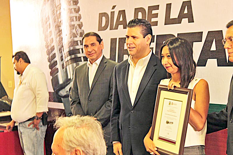 Alma Alejandra Tapia Hurtado recibió un reconocimiento de manos del mandatario estatal ■ FOTOS: LA JORNADA ZACATECAS