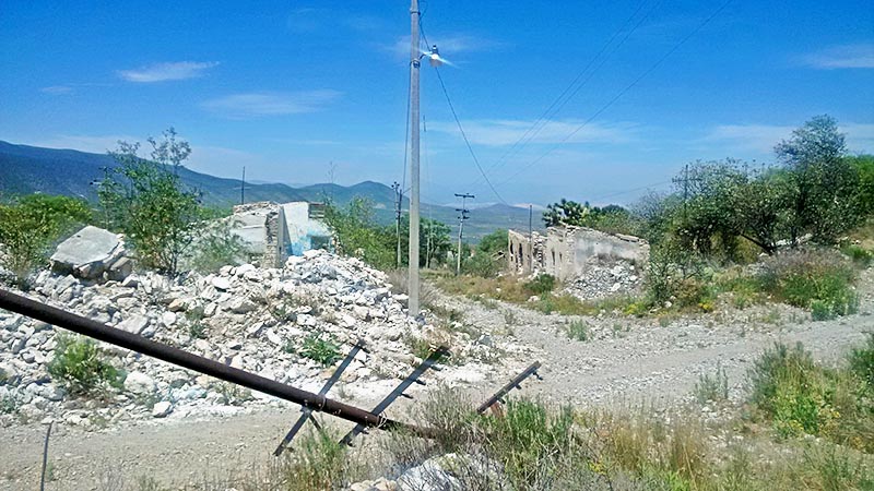 En Salaverna la mayoría de las casas fueron demolidas por personal de la minera; sólo 20 familias se niegan a dejar sus viviendas ■ FOTO: ALMA RÍOS