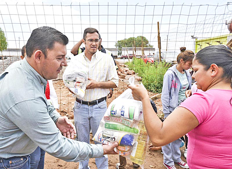 La distribución de los alimentos la encabezó el alcalde del municipio, Gilberto Dévora Hernández ■ foto: la jornada zacatecas