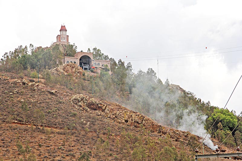 Con la llegada de las lluvias puede bajar el número de incendios en zonas boscosas. En la imagen, quema de follaje en La Bufa ■ foto: la jornada zacatecas