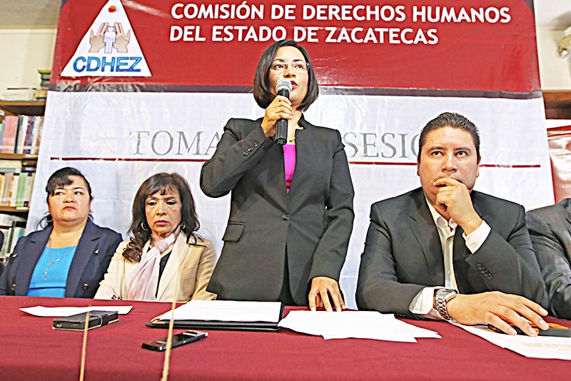 Representantes de los tres Poderes acudieron a la ceremonia en que María de la Luz Domínguez Campos entró al relevó en la CDHEZ, en sustitución de Joel Correa ■ foto: andrés sánchez