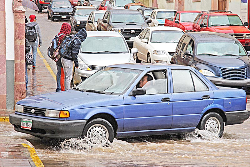 Fuertes lluvias se han presentado en la entidad; llaman a dependencias a estar alerta ■ foto: andrés sánchez