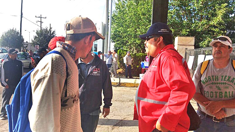 Este lunes trabajadores de la Subsecretaría de Infraestructura Vial de la Sinfra se manifestaron para denunciar un descuento de 50 por ciento en su salario ■ FOTO: RAFAEL DE SANTIAGO