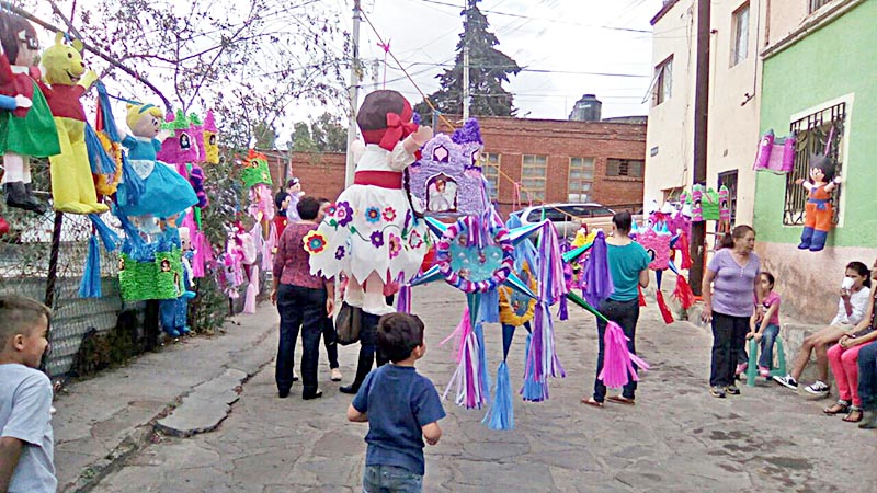 Algunas participantes aprendieron a elaborar piñatas ■ FOTO: LA JORNADA ZACATECAS