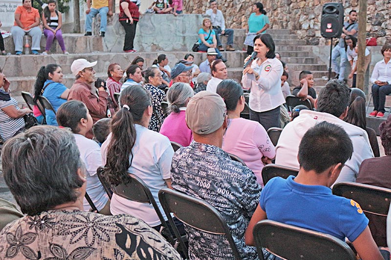 La candidata escuchó las demandas de los habitantes del lugar ■ foto: la jornada zacatecas