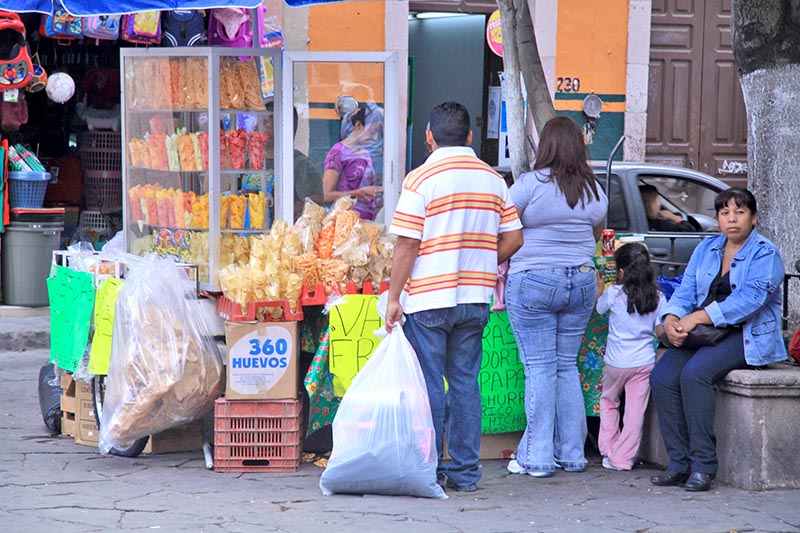 Propone la Secretaría de Salud como medida de prevención que no se consuman alimentos expedidos en la vía pública ■ foto: LA JORNADA ZACATECAS