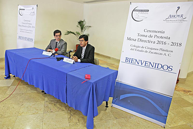 La mesa directiva del Colegio de Cirujanos Plásticos del Estado de Zacatecas rindió protesta este viernes ■ foto: andrés sánchez