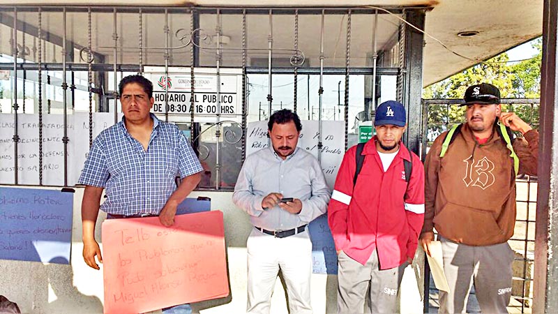 Aspecto de la manifestación, realizada fuera de la dependencia. No se llegó a acuerdo alguno luego de un diálogo con el secretario de Administración ■ foto: rafael de santiago