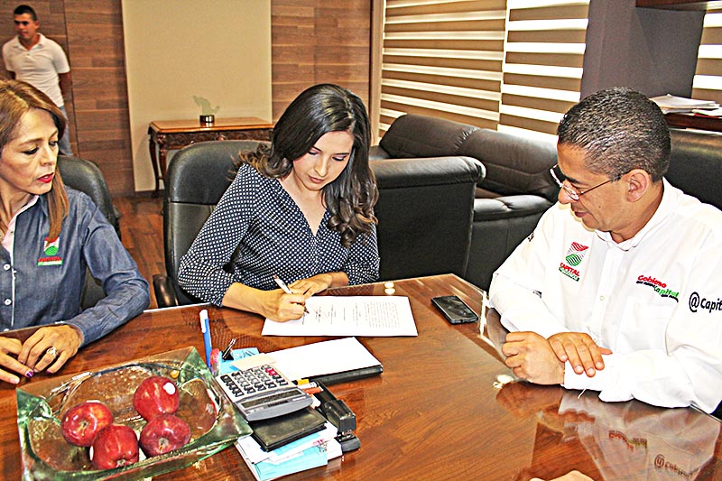 Momento de la firma por parte de las autoridades municipales ■ FOTO: LA JORNADA ZACATECAS