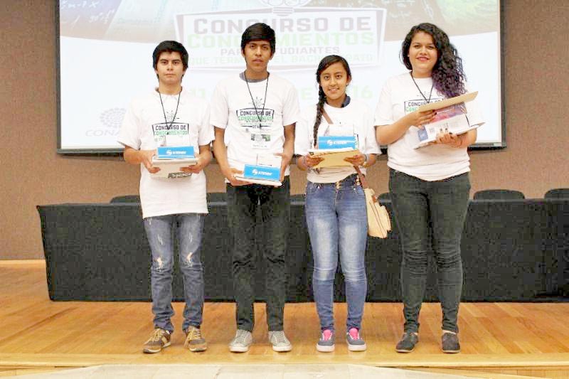 Alumnos que participaron en la competencia durante la premiación ■ foto: la jornada zacatecas