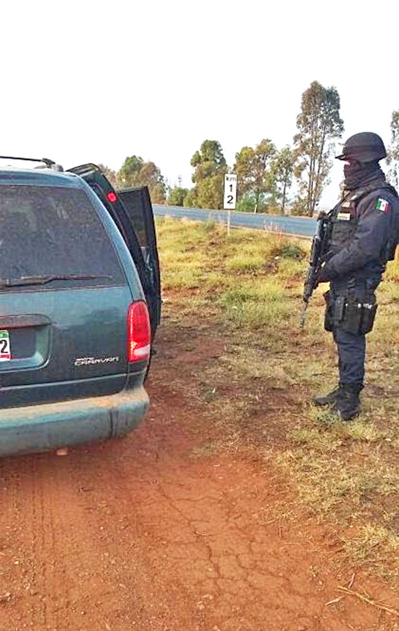 Elementos de la Policía Federal detuvieron a los sujetos por la carretera federal 45, tramo Zacatecas-Fresnillo ■ FOTO: LA JORNADA ZACATECAS