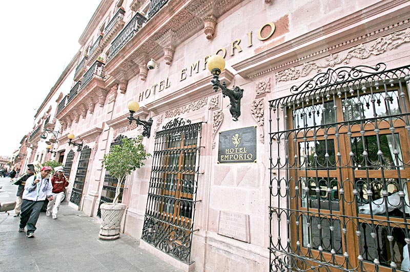 Entre los 2 mil establecimiento registrados, hay agencias de viajes, tiendas de artesanías, bares, restaurantes, hoteles y moteles ■ foto: la jornada zacatecas