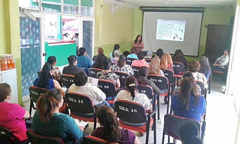 La edad promedio de los padres varones en México es de 46 años, informa experta en terapia psicológica de la dependencia. Aspecto de la capacitación permanente a féminas de la entidad ■ FOTO: LA JORNADA ZACATECAS