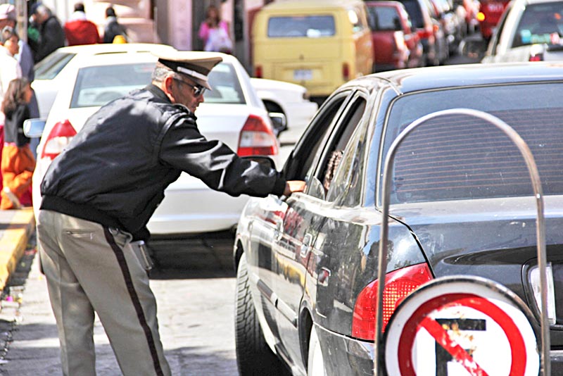 Autoridades de vialidad se mantienen atentas ante la disposición de no combinar el alcohol con el volante ■ foto: la jornada zacatecas