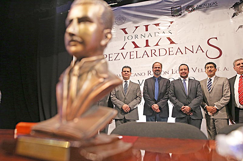 En el marco de las Jornadas Lopezvelardeanas se premió a Juan Villoro Ruiz. En la ceremonia estuvo el gobernador del estado, Miguel Alonso, así como autoridades de la cultura y educación de la entidad, además de representantes del Poder Legislativo ■ fotos: andrés sánchez