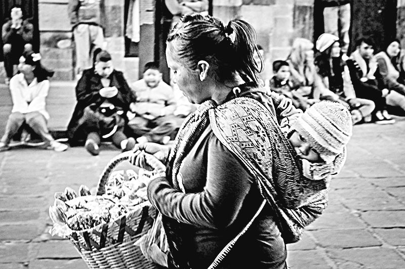 El comercio callejero aumenta en temporadas altas como Semana Santa, festivales, Fenaza, entre otros ■ FOTO: RAFAEL DE SANTIAGO