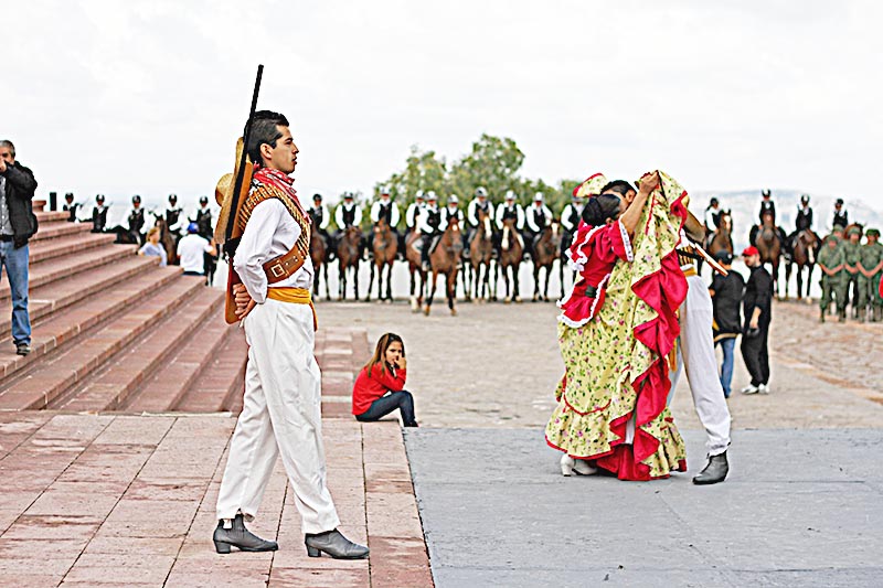 El pasado 23 de junio se conmemoró el 102 aniversario de la Batalla de Zacatecas, histórica lucha que representa el triunfo armado de la Revolución Mexicana. Aspecto de una de las actividades que se realizaron para recordar esta fecha ■ foto: andrés sánchez