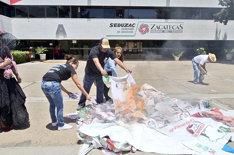 Docentes se manifestaron en las instalaciones de la Seduzac a través de la quema de publicidad electoral ■ foto: andrés sánchez