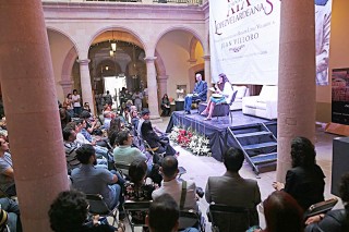 Juan Villoro ofreció una charla en el patio del Museo Zacatecano