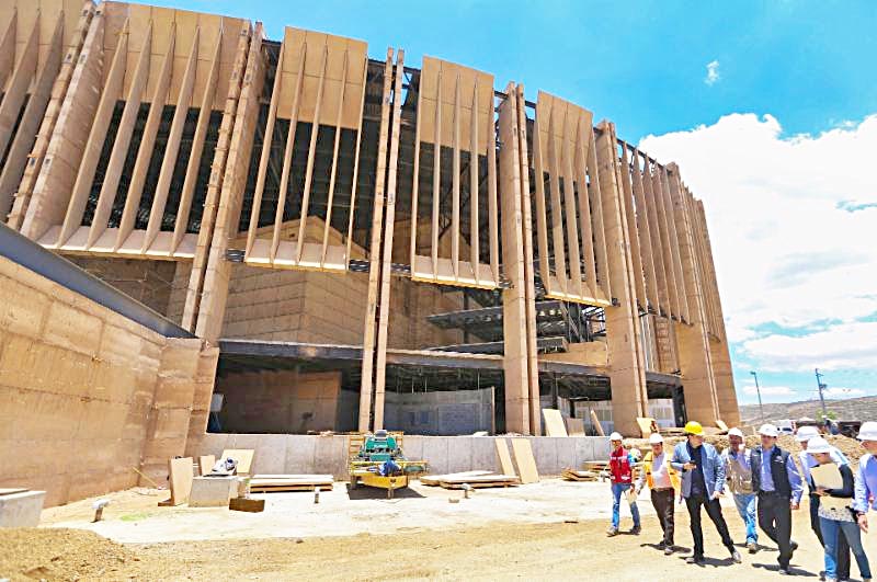 El recinto se desarrolla en una superficie de 80 mil metros cuadrados. Autoridades durante la supervisión ■ FOTO: LA JORNADA ZACATECAS